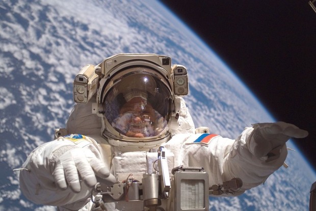 Российские космонавты не могут выйти в космос из-за потери скафандра‍
