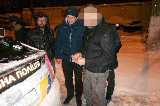 Водитель такси напал с ножом на иностранца в Киеве