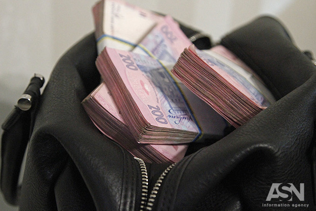 В Киеве неизвестные отобрали у мужчины сумку с миллионом гривен