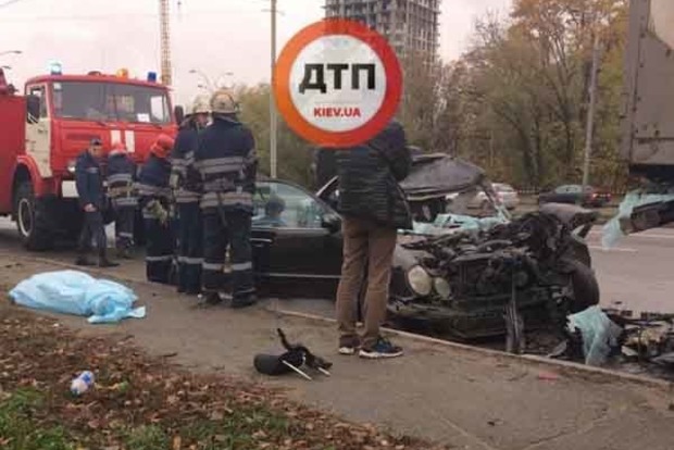 Страшное ДТП в Киеве. Mercedes влетел в грузовик, водитель погиб