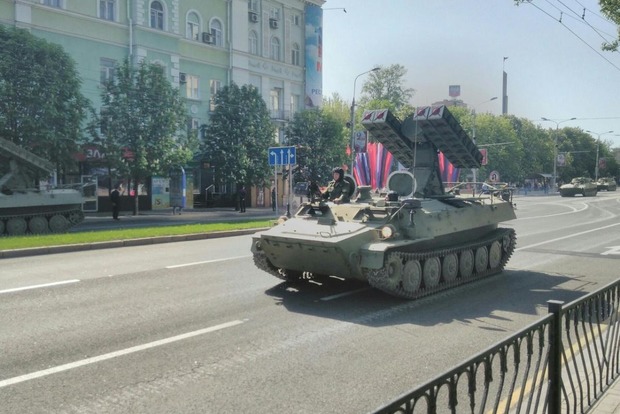 Як бойовики в Донецьку до параду готуються