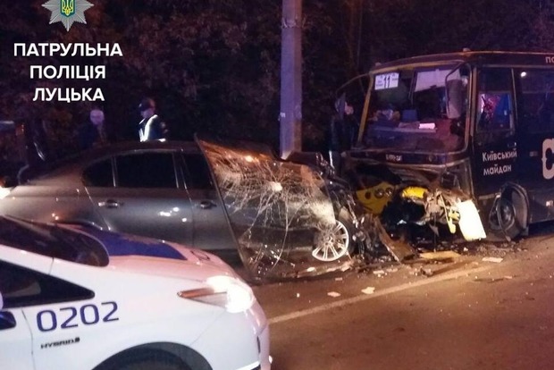У Луцьку BMW протаранив маршрутку: одна людина загинула, 10 постраждали