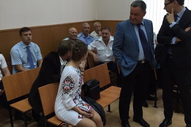 Зал суду, де відбувається засідання у справі Савченко, заповнений козаками