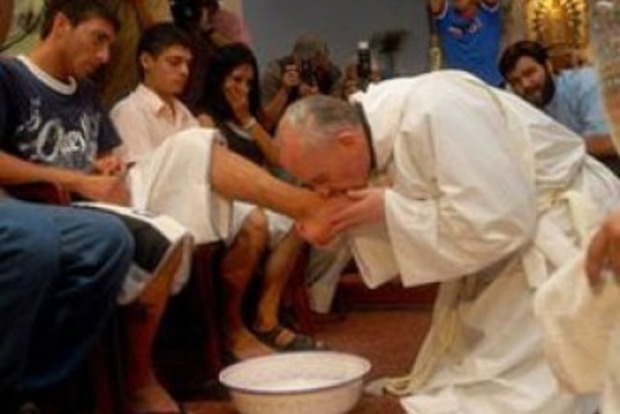 Папа римский Франциск поцелует ноги бывших мафиози во время обряда омовения