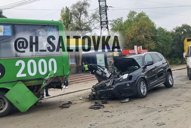 Ехали с бурной вечеринки: в Харькове маршрутка попала в аварию