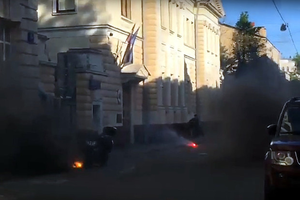 У Москві затримали нацболів, які закидали посольство Латвії димовими шашками