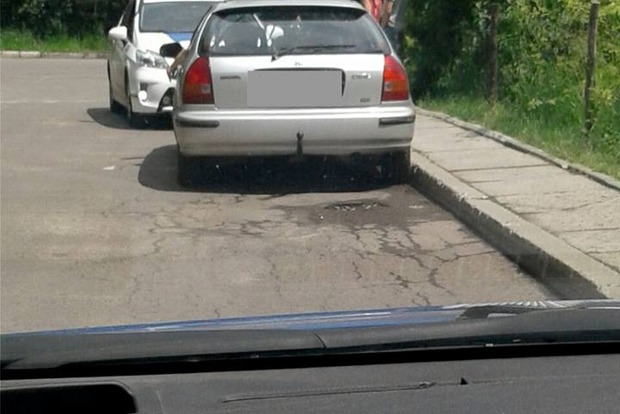 Во Львове водитель протаранил машину скорой помощи и скрылся с места ДТП (фото)