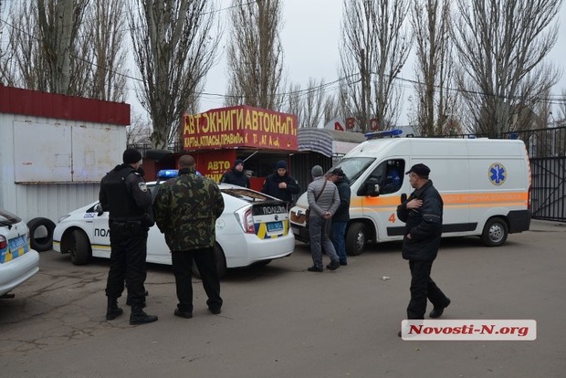 На авторынке в Николаеве покупатель открыл стрельбу по охранникам: двое ранены