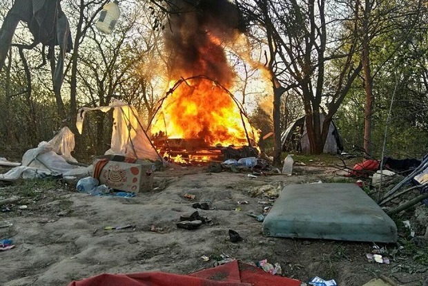 Націоналісти із С14 спалили табір ромів на Лисій горі в Києві