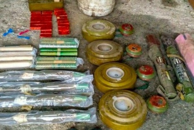 На Донбассе  нашли тайник с боеприпасами и оружием: предполагалось для диверсий против ВСУ