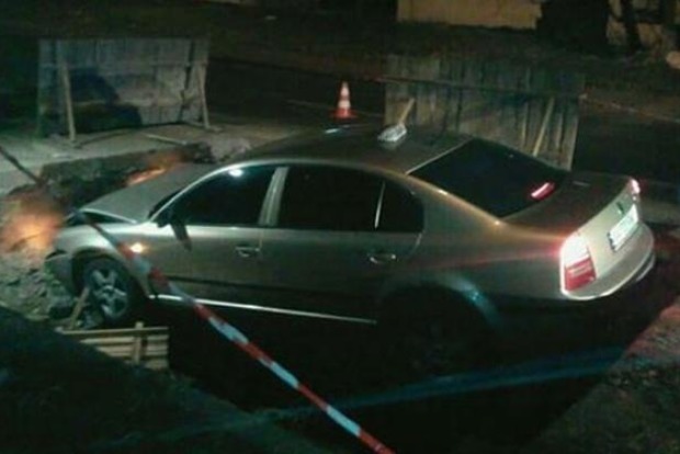 В Киеве такси с пассажиром упало в яму, двое пострадавших