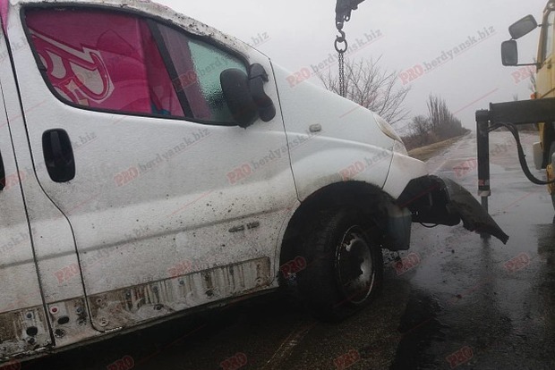 Автобус с детьми из Бердянска и Мариуполя попал в ДТП из-за ямы на дороге