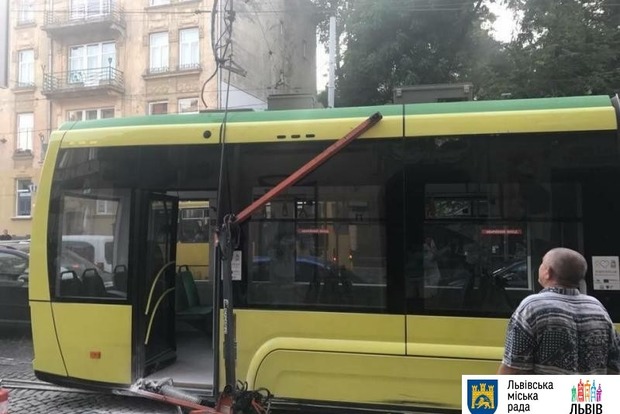 Во Львове на ходу загорелся новый трамвай Электрон