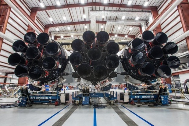 Маск показал мощную ракету Falcon Heavy