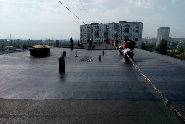 На крыше многоэтажки в Киеве произошел взрыв, пострадали два человека