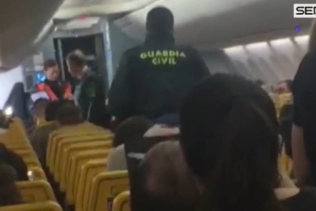 Пассажирский самолет аварийно сел в Испании из-за пьяных дебоширов