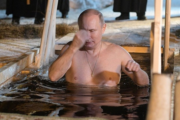 Путін не вміє чи не хоче правильно хреститися? У священика виникли підозри