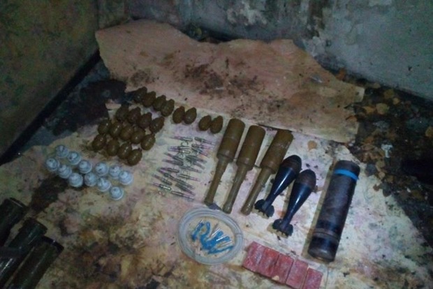 У Луганській області знайшли чергову схованку зі зброєю