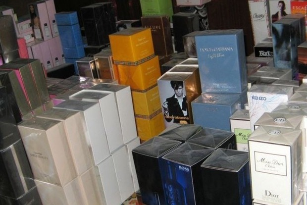 У киевского бизнесмена изъяли партию парфюмерии и косметики на 16 млн грн