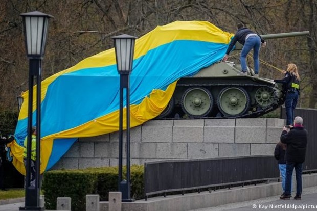 В Германии на памятные даты запретили демонстрацию украинской символики в Берлине 