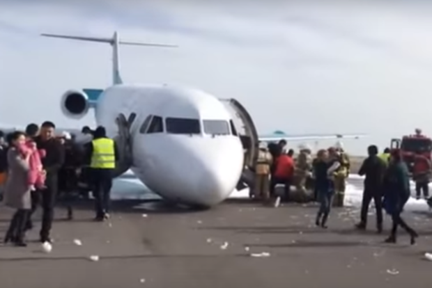 В Астане самолет совершил аварийную посадку без переднего шасси