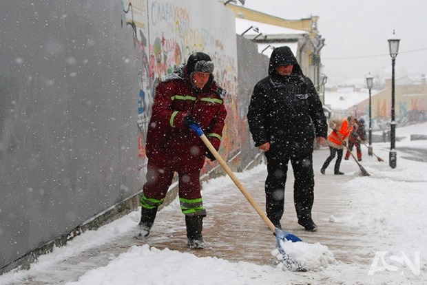 Кличко приказал коммунальщикам Киева  за ночь очистить город от снега