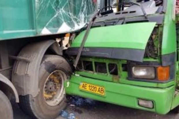 В Днепропетровской области маршрутка с пассажирами протаранила грузовой автомобиль