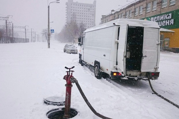 У центрі Києва голова РДА власноручно затримав злочинців, які незаконно відкачували столичну воду