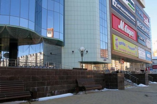 У Києві з третього поверху ТРЦ «Магеллан» випав чоловік