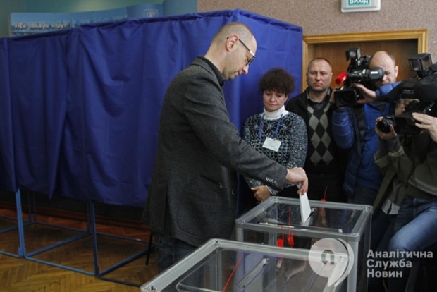 Яценюк проголосував на місцевих виборах