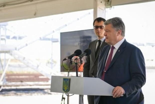 Вредил инвесторам: Порошенко показательно уволил чиновника в Одесской области