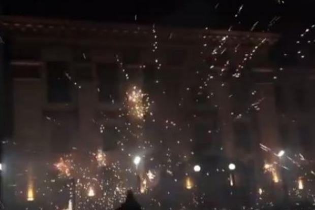 Опубликовано видео ночной атаки на посольство РФ в Киеве