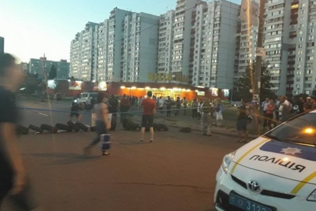 Около сотни человек перекрыли улицу Ревуцкого в Киеве из-за строительства АЗС