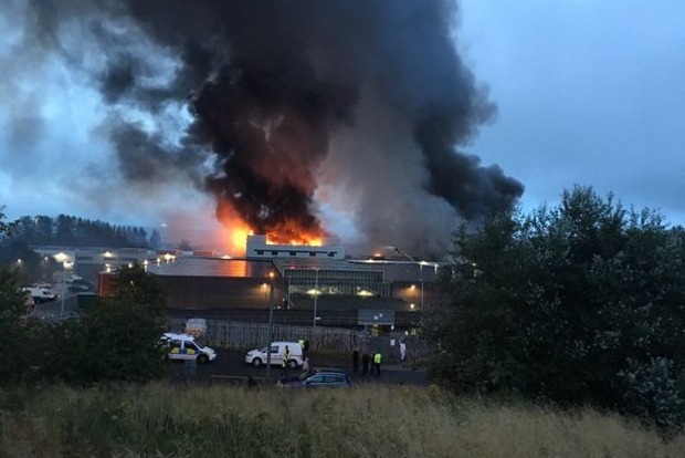 Сильный пожар практически полностью уничтожил огромный рынок в Глазго