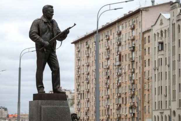 На памятнике Калашникову в Москве нашли чертежи винтовки Вермахта