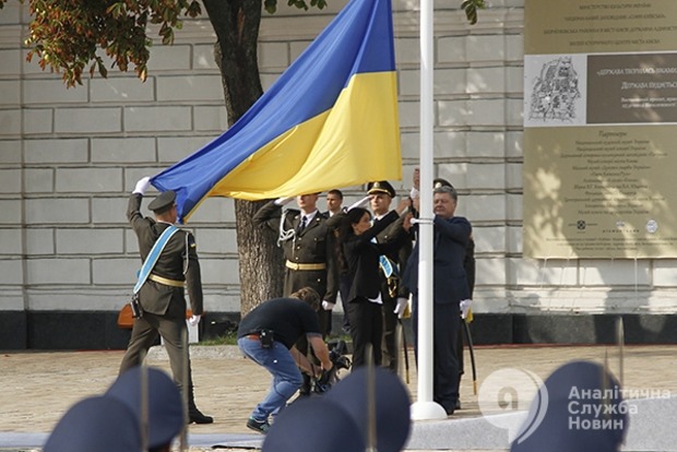 Порошенко: Очень сложная задача - сделать так, чтобы наш флаг снова появился над Донецком и Луганском