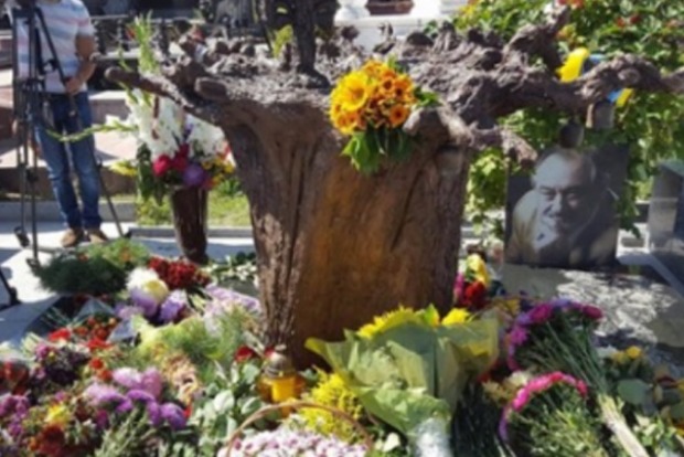 На Байковому кладовищі відкрили пам'ятник Богдану Ступці