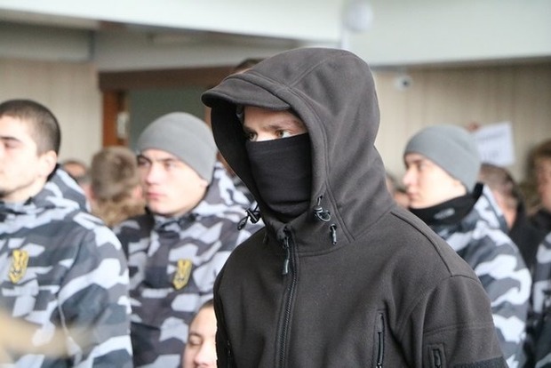 В Черкассах активисты в балаклавах заставили депутатов принять бюджет города