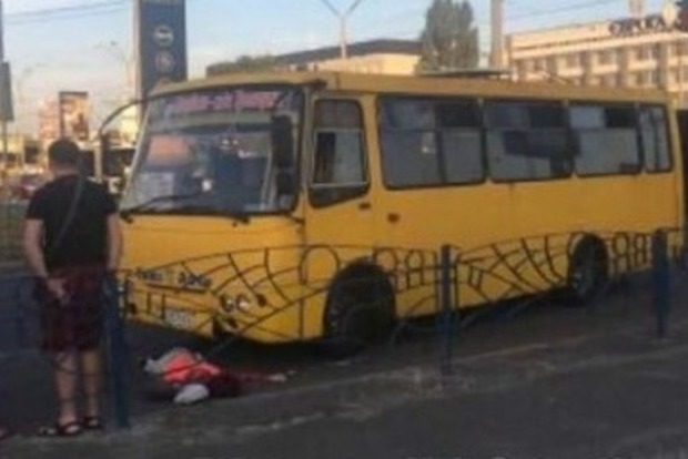 Просто медленно переехал: в Киеве маршрутка задавила женщину на переходе