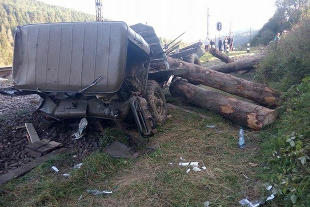 Во Львовской области поезд протаранил грузовик с древесиной 