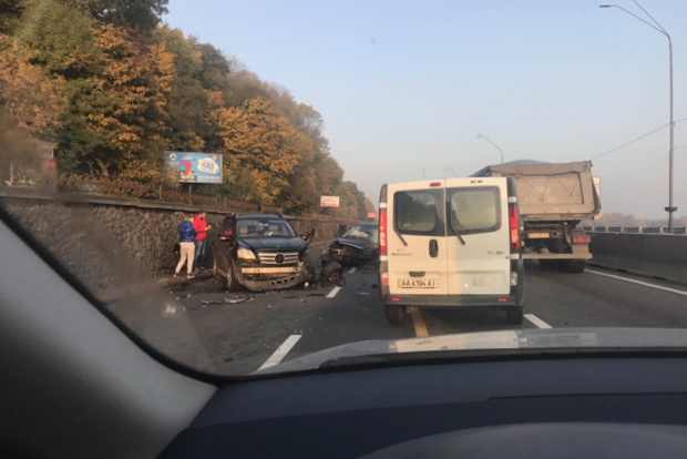 ДТП на Набережном шоссе в Киеве спровоцировало транспортный коллапс