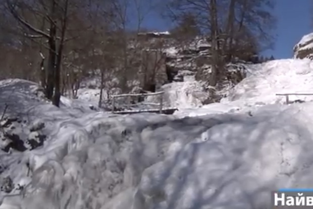 Один з найвідоміших водоспадів України замерз
