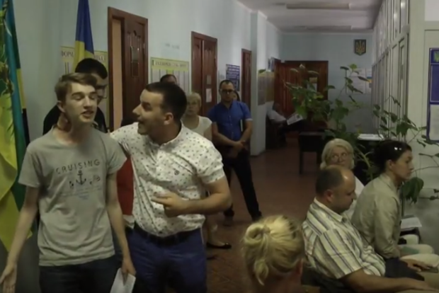 Депутат Киево-Святошинского райсовета ударил школьника за его критику с соцсетях