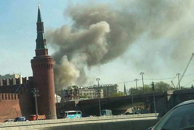 В сети нашли старую фотографию пожара рядом с кремлем. Выглядит красиво