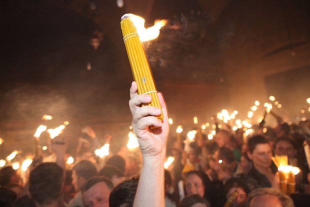 В Україну завтра прибуде благодатний вогонь