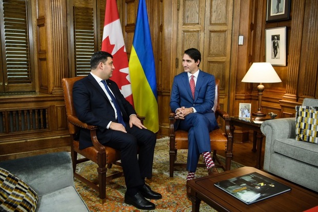 Гройсман подарил канадскому премьеру украинские носки