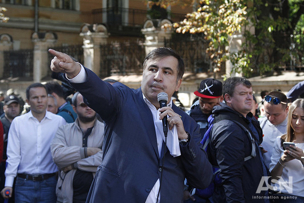 Саакашвили под Администрацией Президента заявил, что в этом здании есть огромный склад наличных