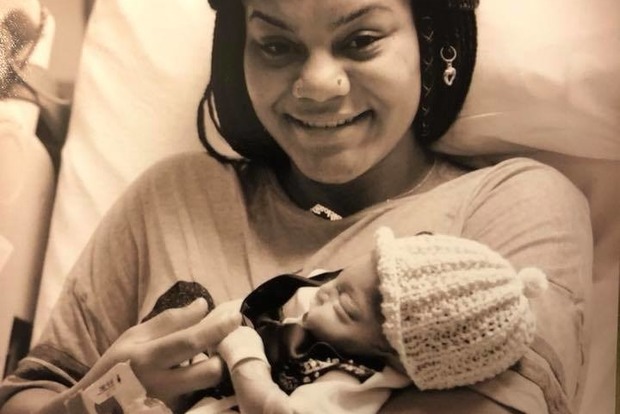 Американка робила веселі фото з мертвим немовлям