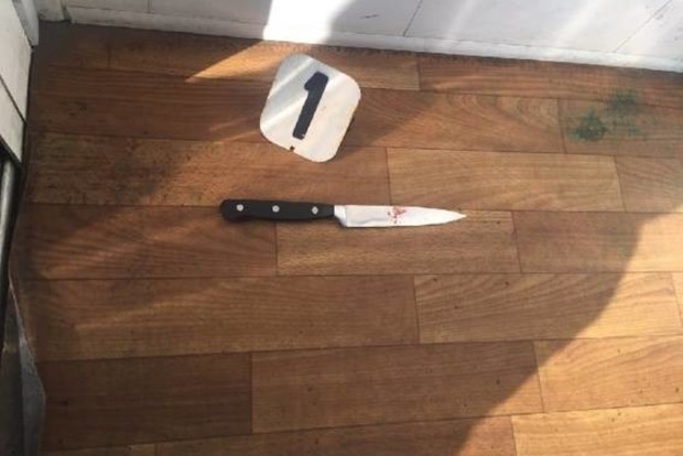 В Киеве женщина ударила ножом в грудь кассира пункта обмена валют