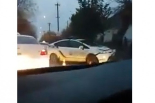 В Ужгороді патрульні на авто атакували дерево
